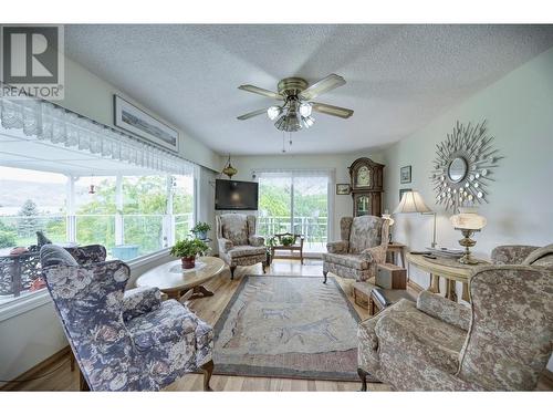 3504 62Nd Avenue, Osoyoos, BC - Indoor Photo Showing Living Room