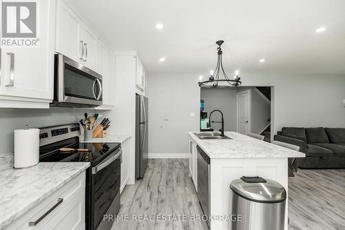 16 - 61 Vienna Road, Tillsonburg, ON - Indoor Photo Showing Kitchen With Double Sink With Upgraded Kitchen