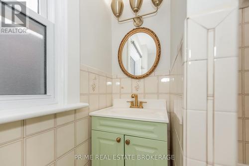 35 Yale Street, London, ON - Indoor Photo Showing Bathroom