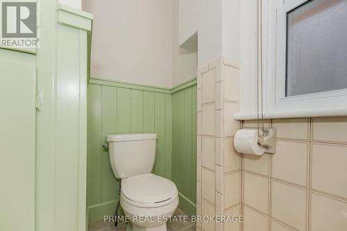 35 Yale Street, London, ON - Indoor Photo Showing Bathroom