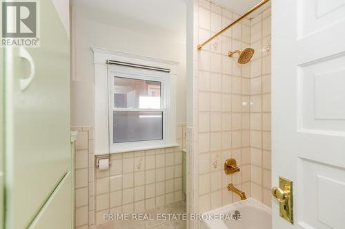 35 Yale Street, London, ON - Indoor Photo Showing Bathroom