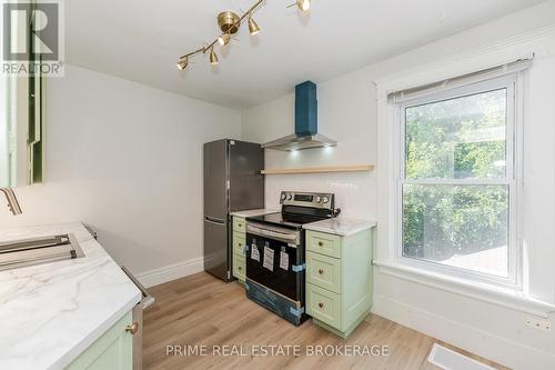 35 Yale Street, London, ON - Indoor Photo Showing Kitchen