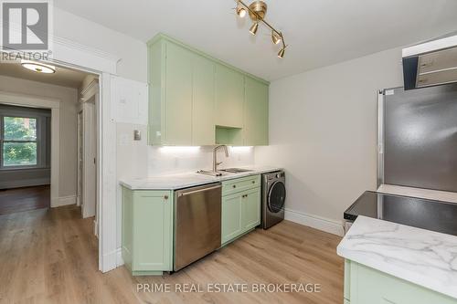 35 Yale Street, London, ON - Indoor Photo Showing Kitchen