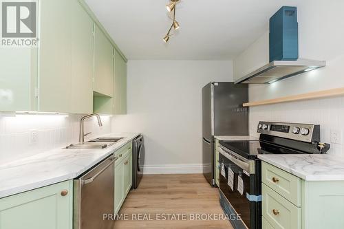 35 Yale Street, London, ON - Indoor Photo Showing Kitchen With Upgraded Kitchen