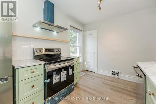 35 Yale Street, London, ON - Indoor Photo Showing Kitchen