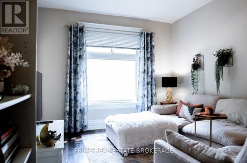 35 Yale Street, London, ON - Indoor Photo Showing Bedroom