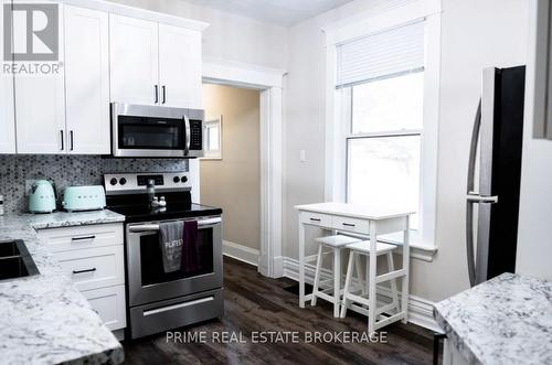 35 Yale Street, London, ON - Indoor Photo Showing Kitchen