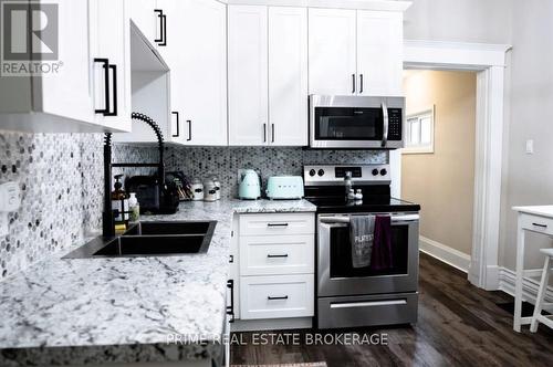 35 Yale Street, London, ON - Indoor Photo Showing Kitchen With Double Sink