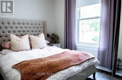 35 Yale Street, London, ON - Indoor Photo Showing Bedroom