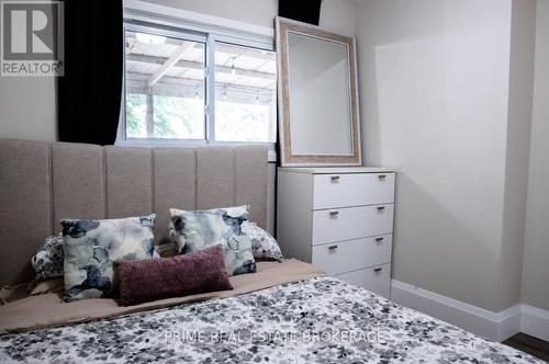 35 Yale Street, London, ON - Indoor Photo Showing Bedroom