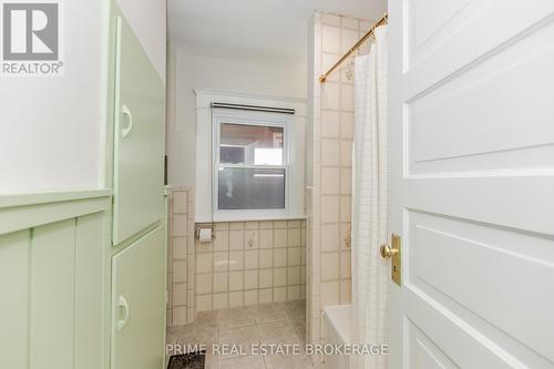 35 Yale Street, London, ON - Indoor Photo Showing Bathroom