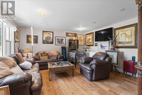 1402 Simcoe Street S, Oshawa (Lakeview), ON - Indoor Photo Showing Living Room