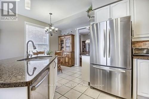 6 Christian Reesor Park Avenue, Markham, ON - Indoor Photo Showing Kitchen With Double Sink With Upgraded Kitchen