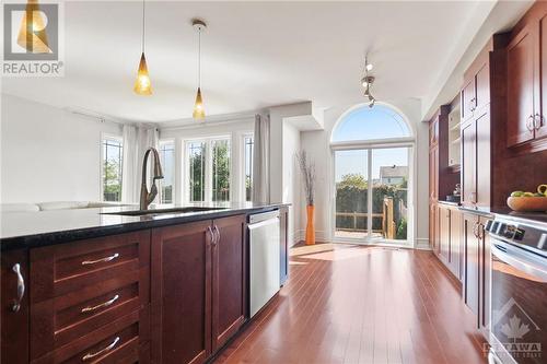 638 Pepperville Crescent, Ottawa, ON - Indoor Photo Showing Kitchen With Upgraded Kitchen