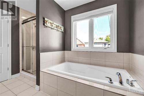 213 Enclave Walk, Ottawa, ON - Indoor Photo Showing Bathroom