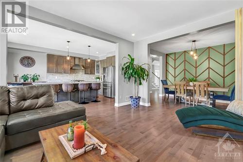 213 Enclave Walk, Ottawa, ON - Indoor Photo Showing Living Room