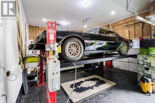 15 St. Mark'S Crescent, Mono, ON - Indoor Photo Showing Garage