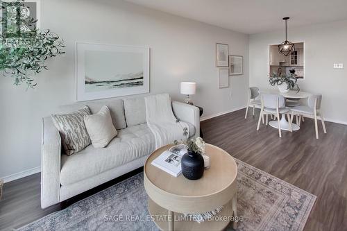 909 - 1110 Walden Circle, Mississauga, ON - Indoor Photo Showing Living Room