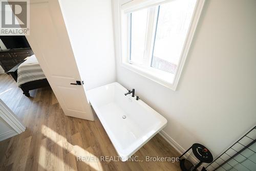 113 Daugaard Avenue, Brant, ON - Indoor Photo Showing Bathroom