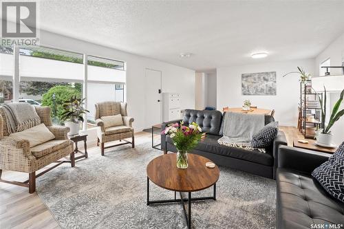 8 Sullivan Street, Saskatoon, SK - Indoor Photo Showing Living Room