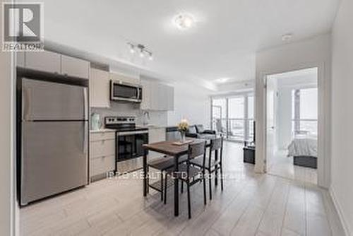 B716 - 3200 Dakota Commons, Burlington, ON - Indoor Photo Showing Kitchen