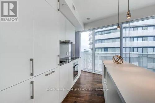 5707 - 100 Harbour Street, Toronto, ON - Indoor Photo Showing Kitchen