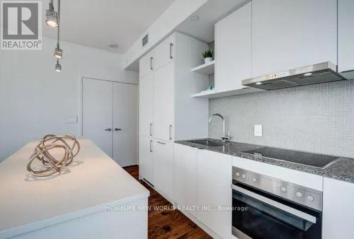 5707 - 100 Harbour Street, Toronto, ON - Indoor Photo Showing Kitchen