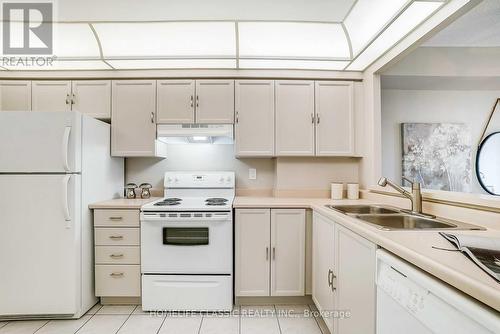 210 - 8501 Bayview Avenue, Richmond Hill, ON - Indoor Photo Showing Kitchen With Double Sink