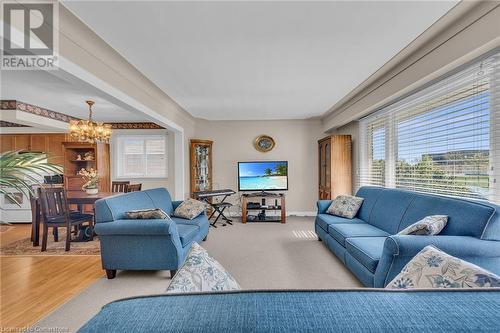 122 Rainbow Drive, Hamilton, ON - Indoor Photo Showing Living Room