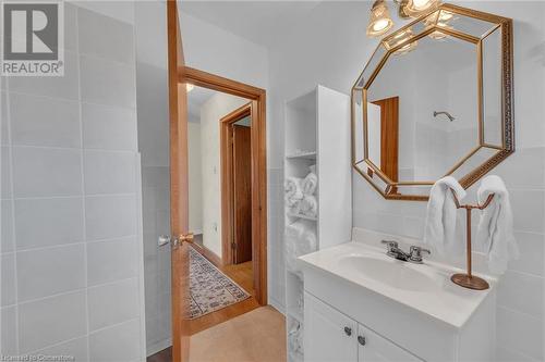 122 Rainbow Drive, Hamilton, ON - Indoor Photo Showing Bathroom