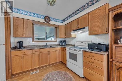 122 Rainbow Drive, Hamilton, ON - Indoor Photo Showing Kitchen