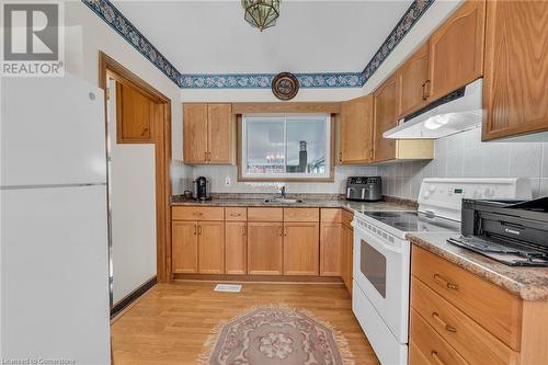 122 Rainbow Drive, Hamilton, ON - Indoor Photo Showing Kitchen