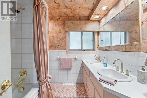 490 Dormar Drive, Windsor, ON - Indoor Photo Showing Bathroom