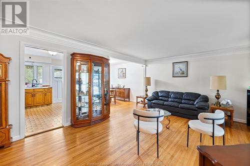 490 Dormar Drive, Windsor, ON - Indoor Photo Showing Living Room