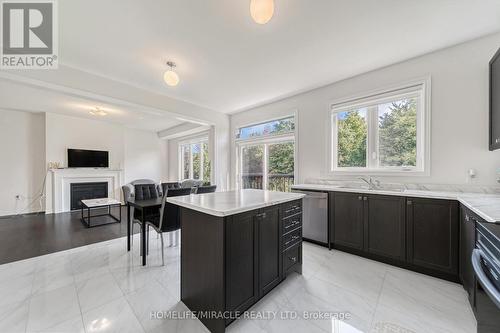 375 Leanne Lane, Shelburne, ON - Indoor Photo Showing Kitchen With Upgraded Kitchen