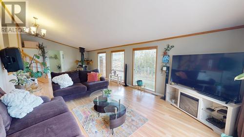 13200 Park Frontage Road, Charlie Lake, BC - Indoor Photo Showing Living Room