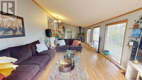 13200 Park Frontage Road, Charlie Lake, BC - Indoor Photo Showing Living Room