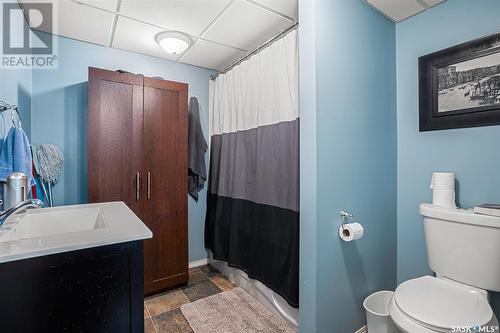 822 M Avenue S, Saskatoon, SK - Indoor Photo Showing Bathroom