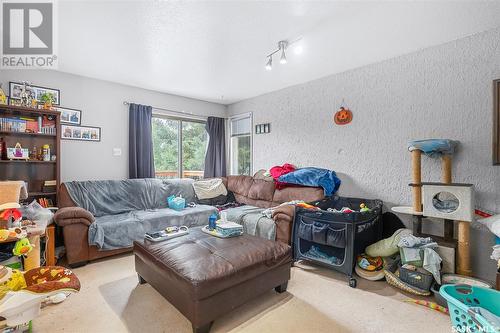 822 M Avenue S, Saskatoon, SK - Indoor Photo Showing Living Room