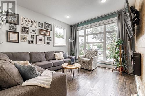 641 5Th Street E, Saskatoon, SK - Indoor Photo Showing Living Room