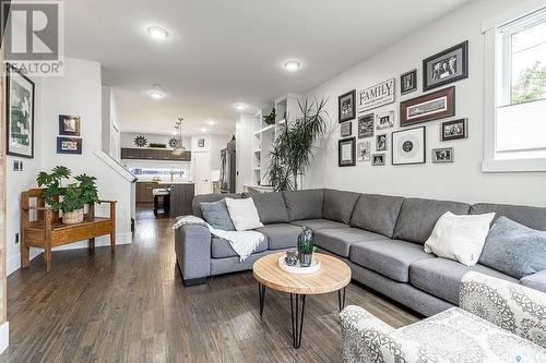 641 5Th Street E, Saskatoon, SK - Indoor Photo Showing Living Room