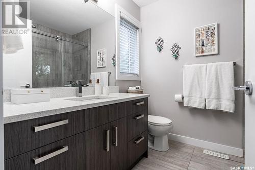 641 5Th Street E, Saskatoon, SK - Indoor Photo Showing Bathroom