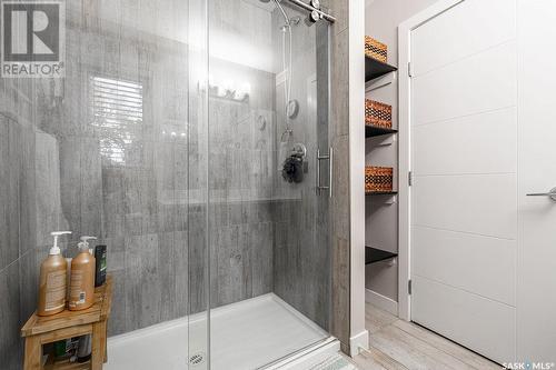 641 5Th Street E, Saskatoon, SK - Indoor Photo Showing Bathroom