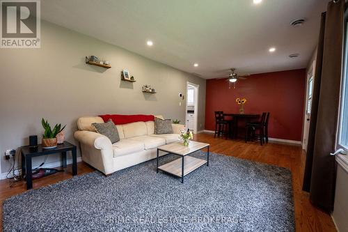 126 Albert Street, Lucan Biddulph (Lucan), ON - Indoor Photo Showing Living Room