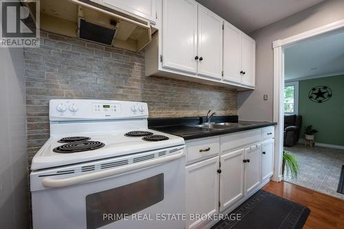 126 Albert Street, Lucan Biddulph (Lucan), ON - Indoor Photo Showing Kitchen