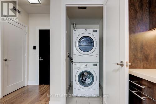 1403 - 2 Anndale Drive, Toronto, ON - Indoor Photo Showing Laundry Room