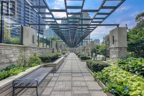 1403 - 2 Anndale Drive, Toronto, ON - Outdoor