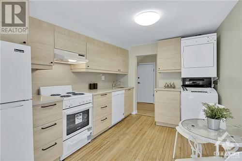 190 Hinchey Avenue Unit#B, Ottawa, ON - Indoor Photo Showing Kitchen