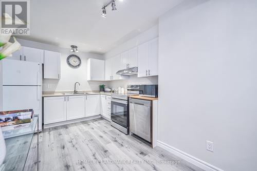 113 - 215 Mississ Vly Boulevard, Mississauga, ON - Indoor Photo Showing Kitchen