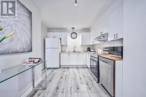 113 - 215 Mississauga Valley Boulevard, Mississauga, ON - Indoor Photo Showing Kitchen